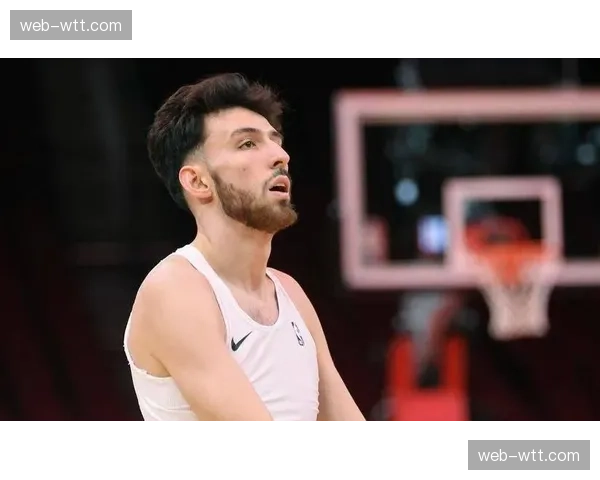 更衣室特写：赛后，切特·霍姆格伦仍在与助研讨论防守录像