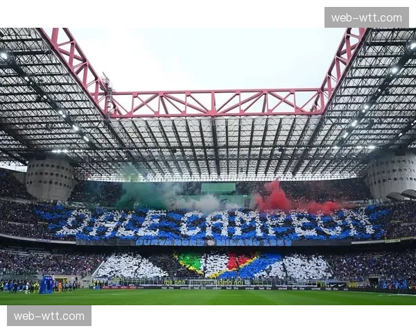 特写：国家德比看台现巨幅TIFO，致敬已故巴萨传奇克鲁伊夫