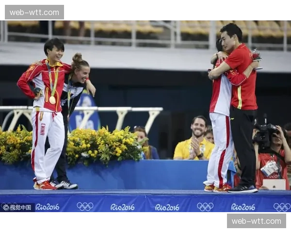 特写瞬间：女子100蝶亚军得主在颁奖典礼上眼含热泪仰望国旗